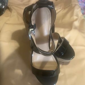 NY&C Patent leather ankle strap sandals